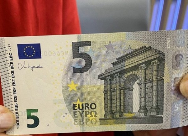 Αυτά είναι τα καινούργια χαρτονομίσματα των 5 ευρώ