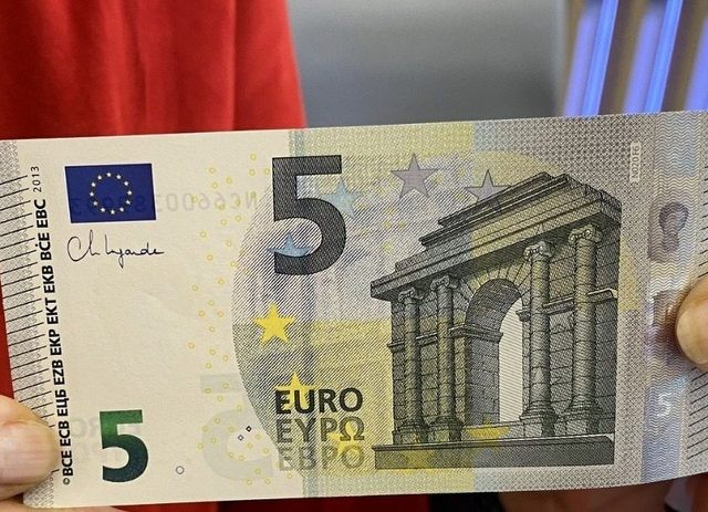 Αυτά είναι τα καινούργια χαρτονομίσματα των 5 ευρώ
