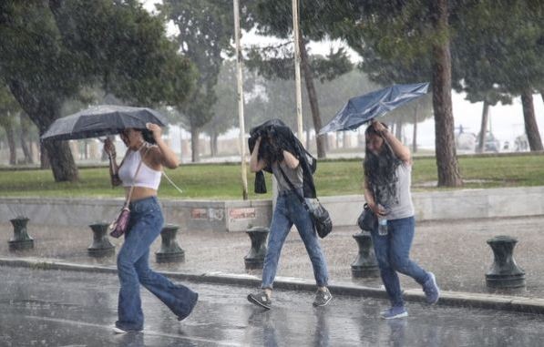 ΕΚΤΑΚΤΟ ΔΕΛΤΙΟ: Επιδείνωση του καιρού με βροχές και καταιγίδες το τριήμερο πριν την γιορτή της Παναγίας