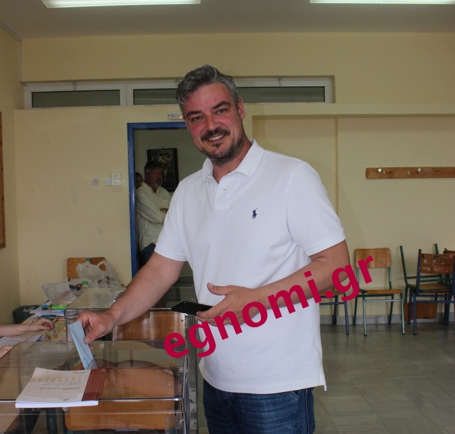 ΕΚΛΟΓΕΣ ΧΑΛΚΙΔΑ: Χαμογελαστός στην κάλπη ο Νίκος Μώρος