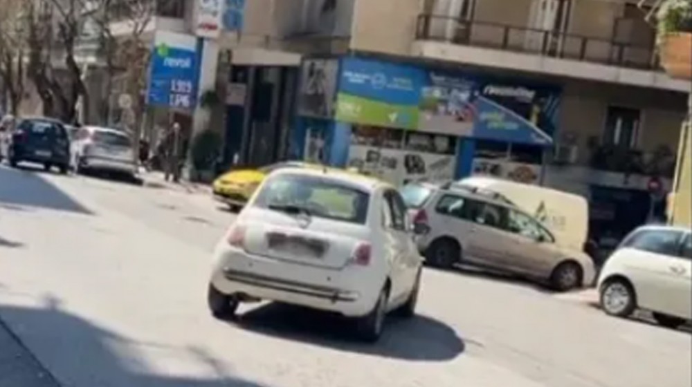 Θεούλης: Πάρκαρε το αυτοκίνητό του στη μέση του δρόμου