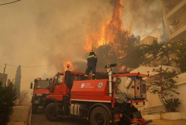 ΦΩΤΙΑ ΓΛΥΦΑΔΑ-ΒΟΥΛΑ: Σπίτια και αυτοκίνητα τυλίχτηκαν στις φλόγες