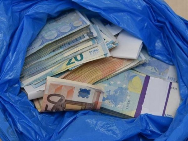 Επιχειρηματίας πέταξε 100.000 ευρώ σε κάδο απορριμμάτων!