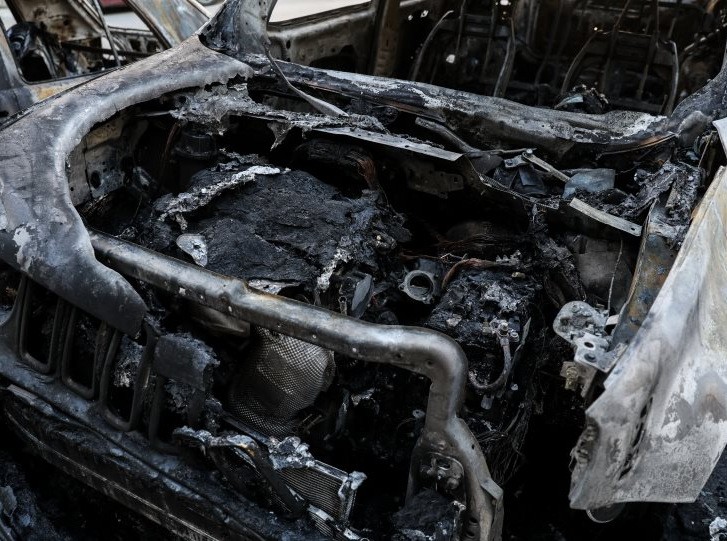 Μπαράζ εμπρησμών σε έξι περιοχές της Αθήνας μέσα σε δεκατρία λεπτά