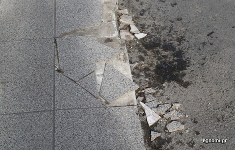 Μόνιμες ο ζημιές στα πεζοδρομια