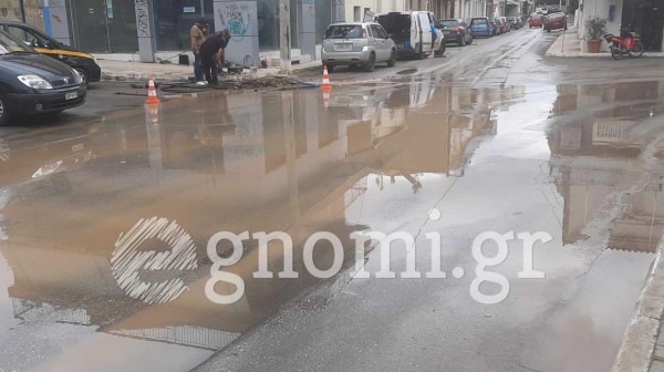ΧΑΛΚΙΔΑ: Πλημμύρισε με λασπόνερα η οδός Αναπαύσεως