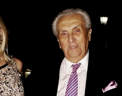 Τους χάζεψε όλους ο Κοντομηνάς με την ξανθιά γυναικάρα που έχει δίπλα του