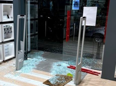ΧΑΛΚΙΔΑ: Έσπασε την γυάλινη πόρτα καταστήματος και άρπαξε 15 κινητά τηλέφωνα