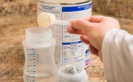 Ανακαλεί όλα τα βρεφικά γάλατα η Lactalis