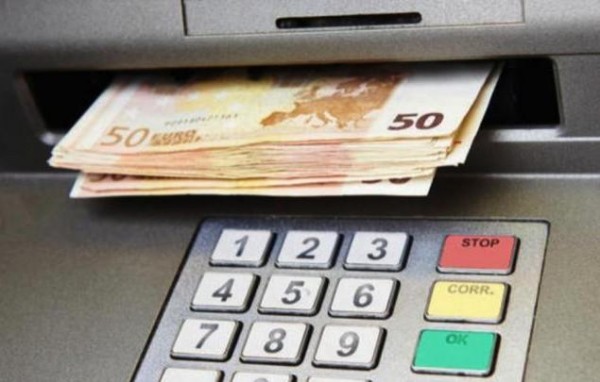 Συνταξιούχος ξέχασε 900 ευρώ σε ΑΤΜ Τράπεζας