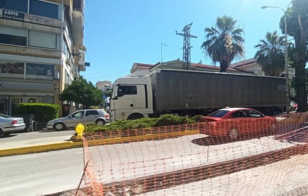 ΧΑΛΚΙΔΑ: Νταλίκα μπλόκαρε την κίνηση για 10 λεπτά άνευ λόγου και αιτίας