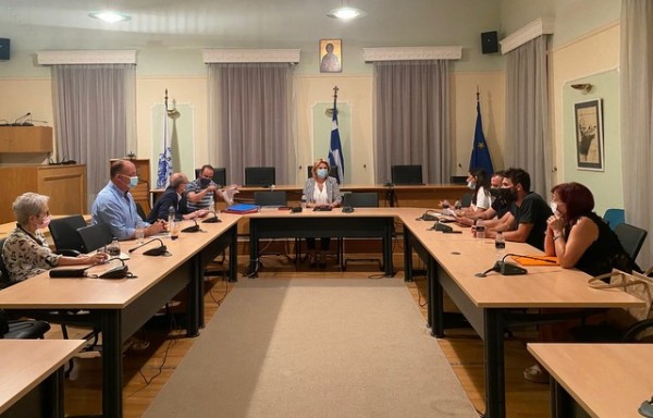 ΧΑΡΑΥΓΗ ΧΑΛΚΙΔΑΣ: Οι κάτοικοι είπαν τα παράπονά τους στη Δήμαρχο Έλενα Βάκα