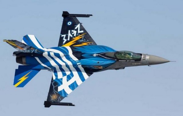 ΣΚΥΡΟΣ: Εντυπωσιακή αεροπορική επίδειξη στο Μώλο