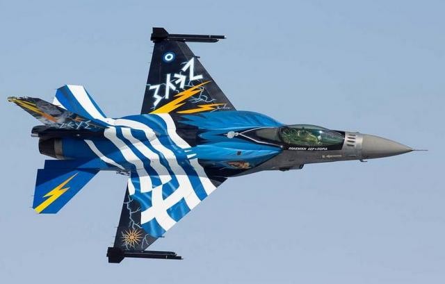 ΣΚΥΡΟΣ: Εντυπωσιακή αεροπορική επίδειξη στο Μώλο
