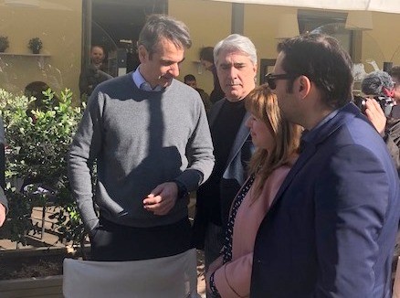 ΣΥΡΙΖΑ: Πασαρέλα στις καφετέριες και στημένες συνεντεύξεις έκανε ο Μητσοτάκης