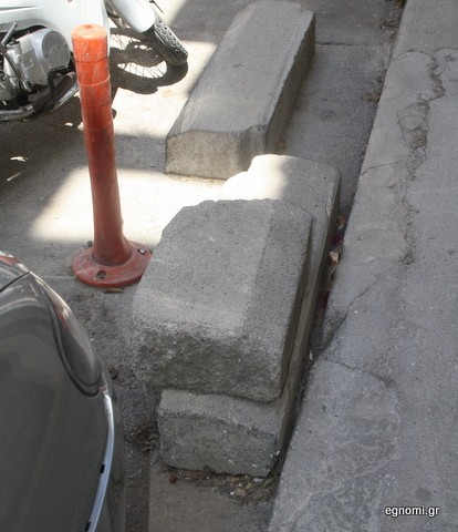 Παρατημένοι οι αγκόλιθοι στη Βύρωνος