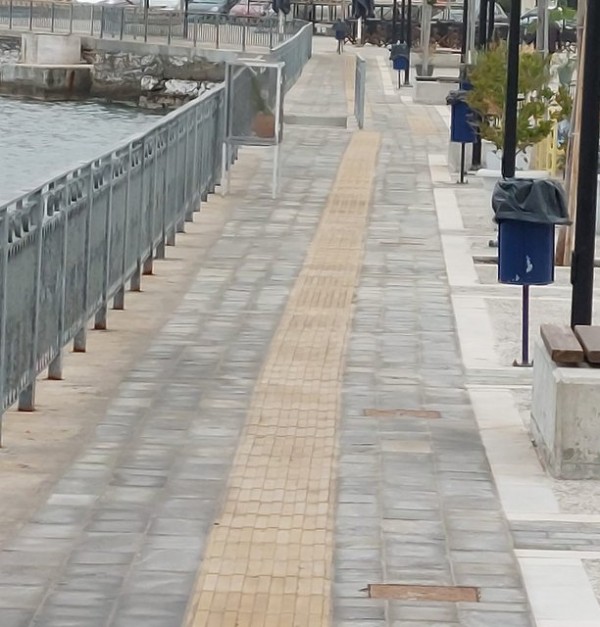 ΠΑΡΑΛΙΑ ΑΜΑΡΥΝΘΟΥ: Η λωρίδα για τους τυφλούς είναι στραβή και οδηγεί πάνω σε κάγκελο