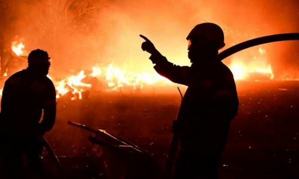 Πυροσβεστικό περνά μέσα από τις φλόγες - Συγκλονιστικό βίντεο
