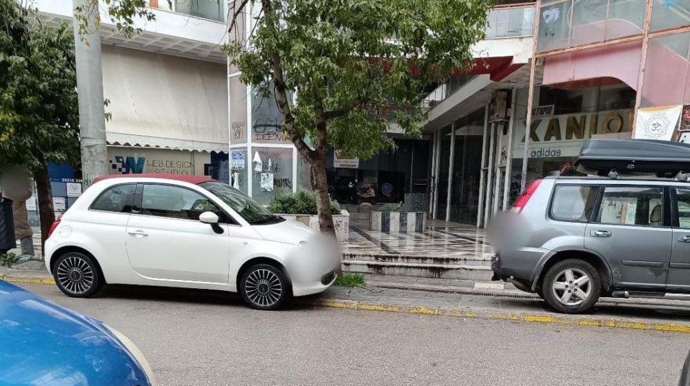 ΧΑΛΚΙΔΑ: Καθημερινό φαινόμενο το παράνομο παρκάρισμα στο πεζοδρόμιο της Χαϊνά στα φανάρια της Νεάπολης