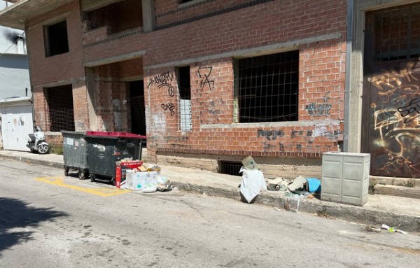 Σκουπιδαριό σε δρόμο της Χαλκίδας