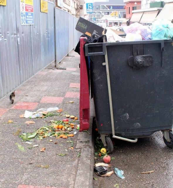 ΧΑΛΚΙΔΑ: Βρώμα και δυσωδία στο πεζοδρόμιο της οδού Κριεζώτου
