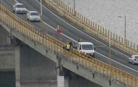 Πήγε με ταξί στη γέφυρα Σερβίων και μόλις έφτασε, πήδηξε