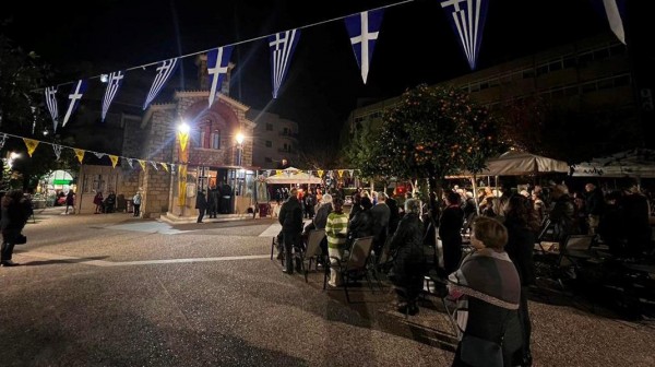 ΧΑΛΚΙΔΑ: Εκατοντάδες πιστοί πρόσφεραν λιβάνι και κερί για την Αγία Βαρβάρα - Αναβίωσε και φέτος το παλιό έθιμο