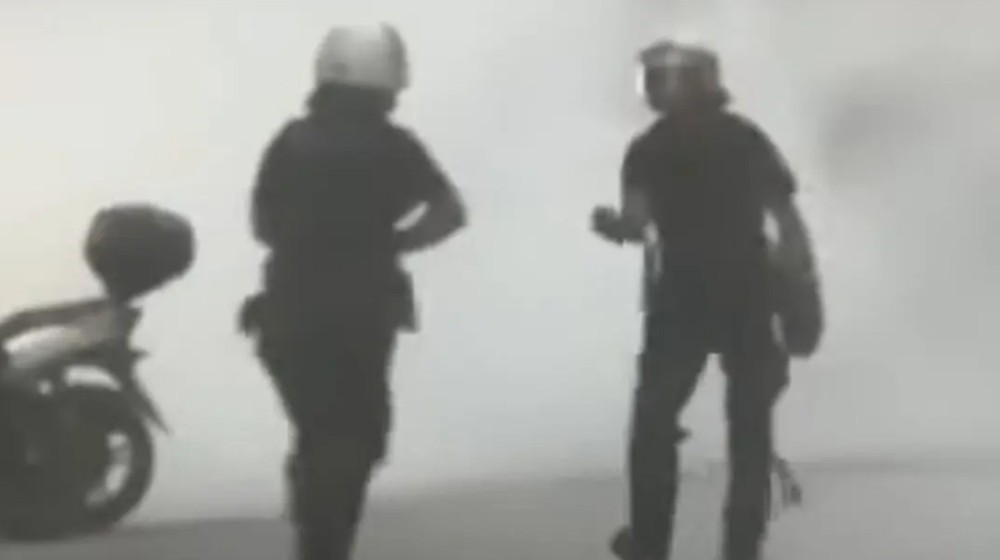 Άνδρας των ΜΑΤ χτύπησε συνάδελφό του στην πορεία για τον Παύλο Φύσσα (VIDEO)