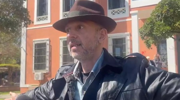 Καμπάνα σε καθηγητή για σεξουαλική παρενόχληση μαθήτριας - Είχε κάνει σόου στις κάμερες (Video)