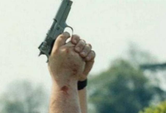 Πυροσβέστης έβγαλε όπλα!