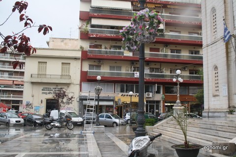 Υπό βροχή άρχισε ο πασχαλινός στολισμός στη Χαλκίδα