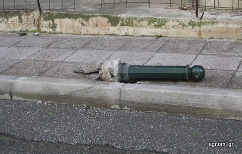 Πήραν σβάρνα κολωνάκια και καλάθια σκουπιδιών