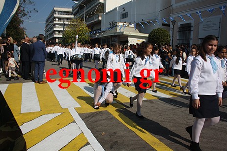 ΠΑΡΕΛΑΣΗ 28ης ΟΚΤΩΒΡΙΟΥ ΧΑΛΚΙΔΑΣ: Της βγήκε το παπούτσι