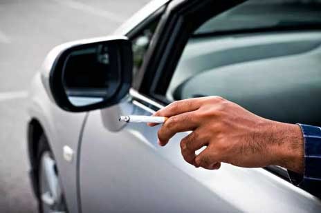 Τσουχτερά πρόστιμα και αφαίρεση διπλώματος για οδηγούς που καπνίζουν