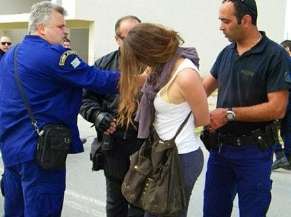 Συνελήφθησαν δύο γυναίκες για κλοπή από σπίτι ηλικιωμένης