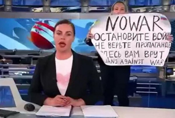 Αγνοείται η Ρωσίδα δημοσιογράφος που διαμαρτυρήθηκε στον αέρα του δελτίου ειδήσεων