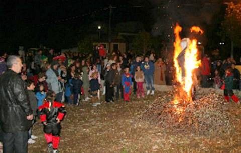 Έκλαψαν τον πεθαμένο και έκαψαν τον καρνάβαλο
