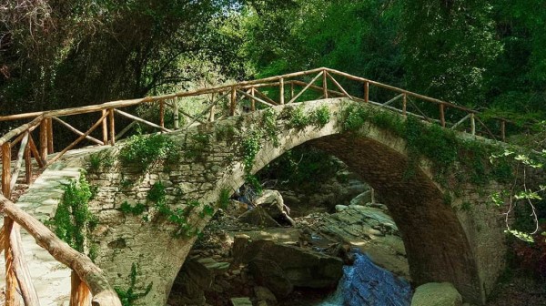 ΑΝΔΡΩΝΙΑΝΟΙ ΚΥΜΗΣ: Πετρόκτιστα κτήρια, τοξωτά γεφύρια, ο μύλος του Σαντά και τα Νεραϊδόσπιτα