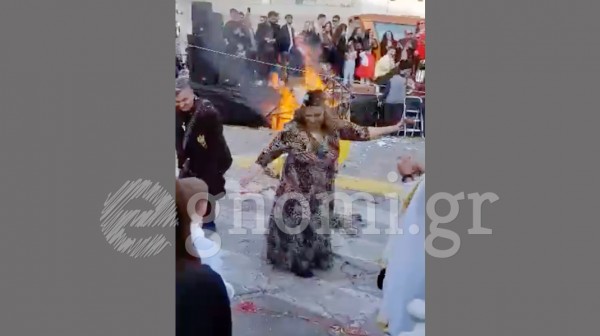 ΑΛΙΒΕΡΙ: Η αντιδήμαρχος έριξε ζεμπεκιά στο καρναβάλι (VIDEO)