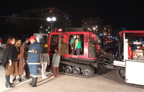 ΧΑΛΚΙΔΑ: Επίδειξη της Πυροσβεστικής Υπηρεσίας στην προβλήτα του Αγίου Νικολάου