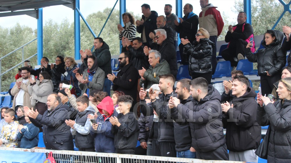 ΜΙΑΟΥΛΗΣ ΦΥΛΛΩΝ: Την Κυριακή γιορτάζει την άνοδο στα μεγάλα σαλόνια της Εύβοιας