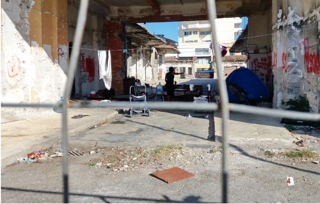 Μπάτε σκύλοι αλέστε στη Δημοτική Αγορά της Χαλκίδας