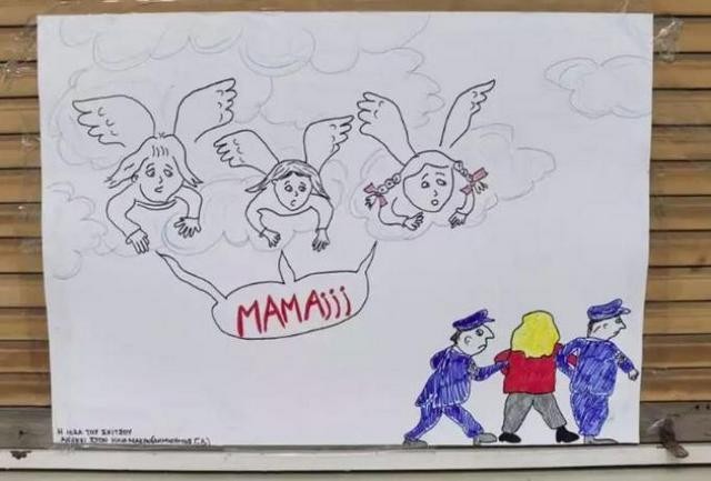 Η συγκλονιστική ζωγραφιά έξω από το σπίτι της Τζωρτζίνας, της Ίριδας και της Μαλένας: Γιατί μαμά;