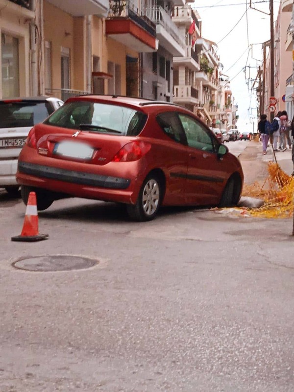 ΧΑΛΚΙΔΑ: Αυτοκίνητο έπεσε μέσα σε τομή από τις εργασίες του φυσικού αερίου (VIDEO)