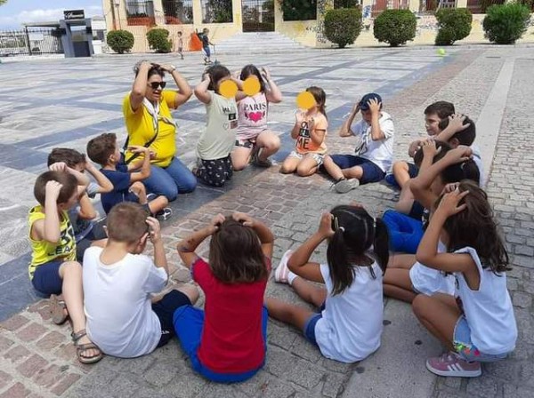 ΧΑΛΚΙΔΑ: Γέλια, τραγούδια και παιχνίδια μπροστά στο Κόκκινο Σπίτι
