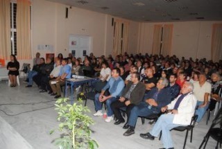 Κατάμεστη η αίθουσα στην εκδήλωση για τα ναυάγια στο Αλιβέρι