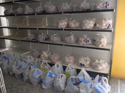 Τρόφιμα, ρούχα και σχολικά είδη σε 30 φτωχές οικογένειες