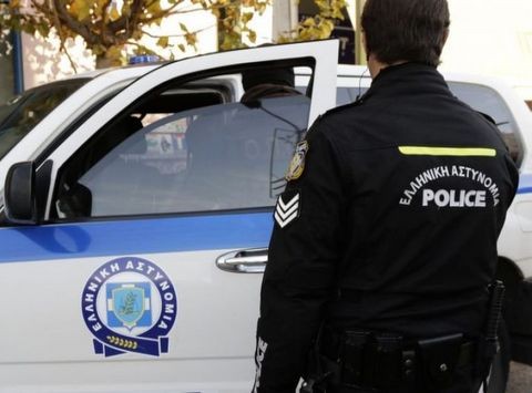 Νεαρός αρνήθηκε τον έλεγχο για μάσκα και τράβηξε μαχαίρι σε αστυνομικούς
