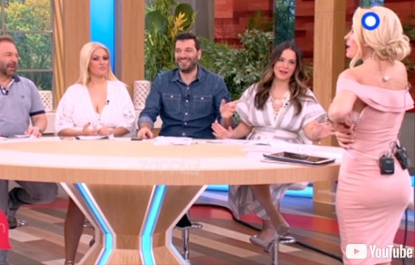 Η Ελένη Μενεγάκη βγήκε  στην εκπομπή της με ξεκούμπωτο φόρεμα (VIDEO)