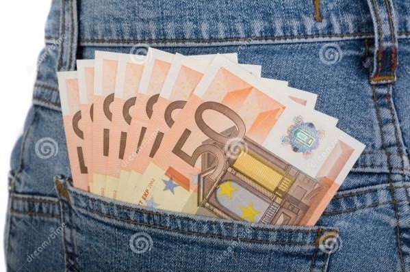 Άρπαξαν 23.000 ευρώ από την τσέπη επιχειρηματία